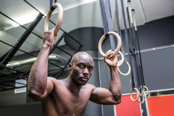 Jonge Bodybuilder heffen zichzelf op en neer — Stockfoto