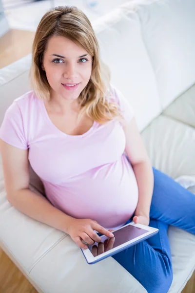 Gravid kvinna med hjälp av Tablet PC — Stockfoto