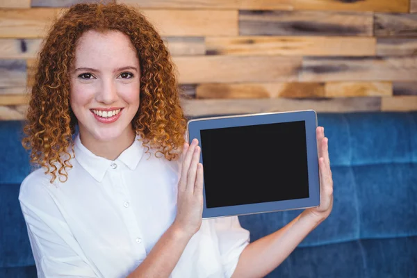 Menina apresentando um pequeno tablet à mesa — Fotografia de Stock