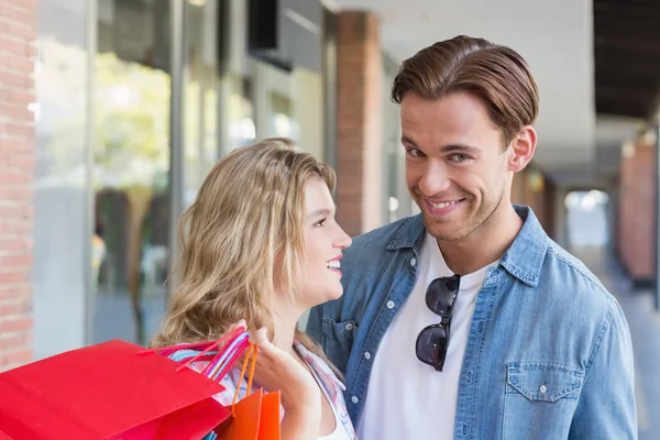 Un couple souriant avec des sacs à provisions — Photo