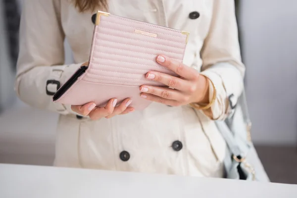 Женщина открывает свой бумажник — стоковое фото