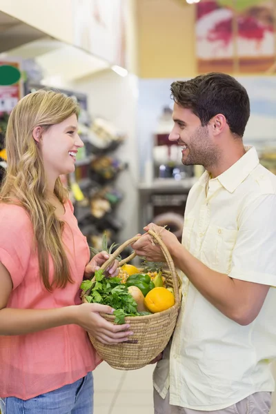 Para kupując produkty spożywcze w supermarkecie — Zdjęcie stockowe