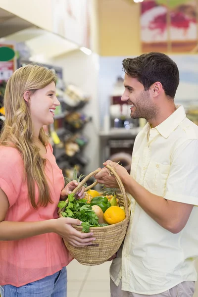 Pareja comprando productos alimenticios en el supermercado —  Fotos de Stock