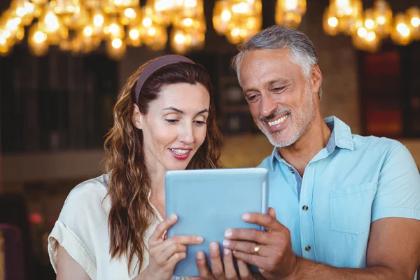 Couple heureux en utilisant la tablette ensemble — Photo