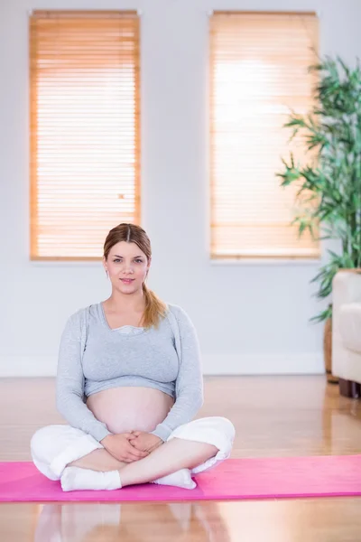 Pregnant woman looking at camera — Stock Photo, Image