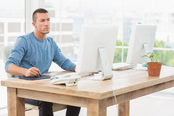 Joven empresario creativo dibujando en tableta gráfica — Foto de Stock