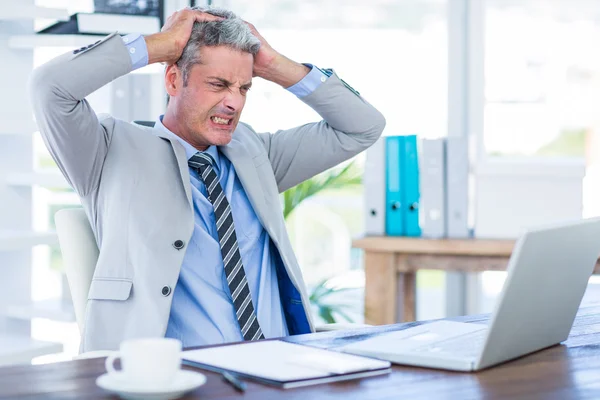 Hombre de negocios furioso mirando portátil —  Fotos de Stock