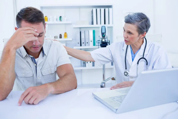 Doctor hablando con su triste paciente —  Fotos de Stock