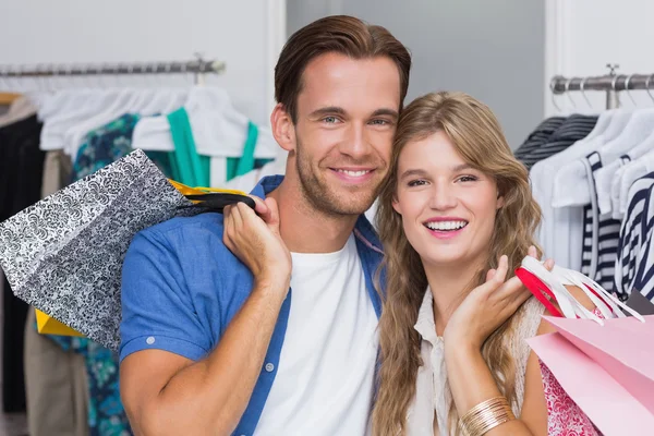 Een gelukkige paar met shopping tassen — Stockfoto