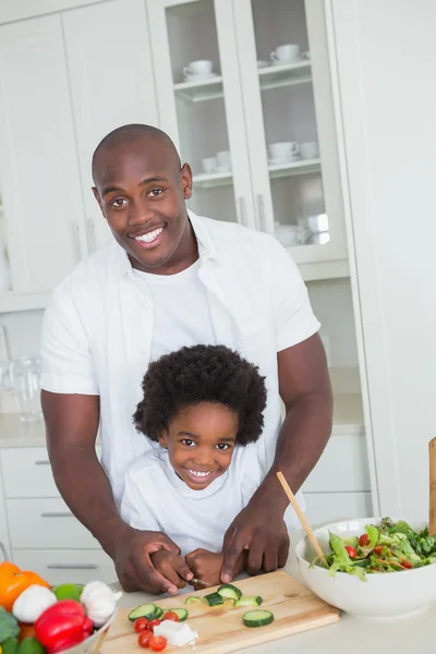 Porträt eines glücklichen Vaters und Sohnes bei der Zubereitung von Gemüse — Stockfoto