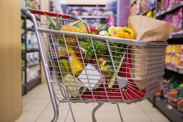 Ein Einkaufswagen mit gesundem Essen — Stockfoto