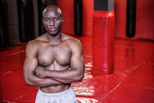 Jeune bodybuilder posant devant la caméra — Photo