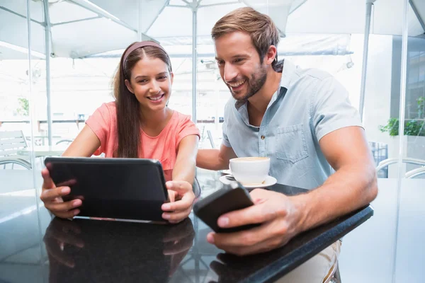 Junges glückliches Paar schaut auf Laptop — Stockfoto