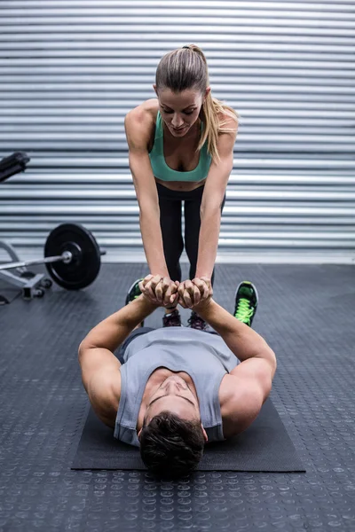 Casal muscular fazendo exercícios principais — Fotografia de Stock