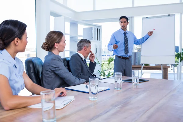 Uomini d'affari che parlano durante una riunione — Foto Stock
