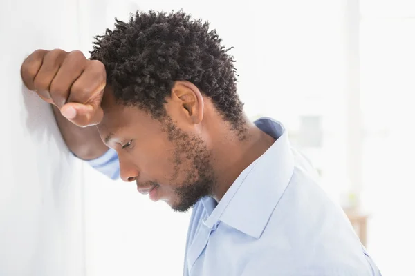 Doordachte zakenman neer te kijken — Stockfoto