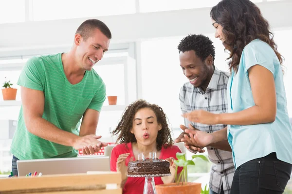 Lachende collega's viert verjaardag — Stockfoto