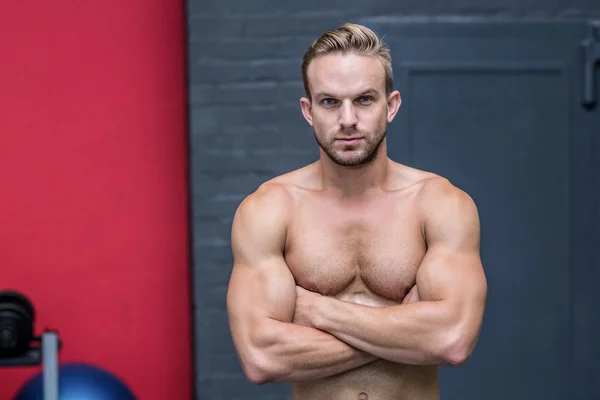 Muscular man with arms crossed — Stock Photo, Image