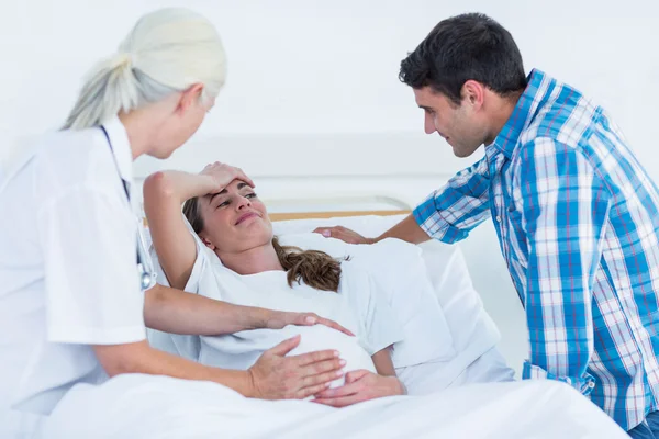 Terhes nő és a férje, egy orvos, látogasson el — Stock Fotó