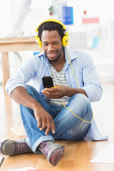 Young creative businessman sending a text message — Stock Photo, Image