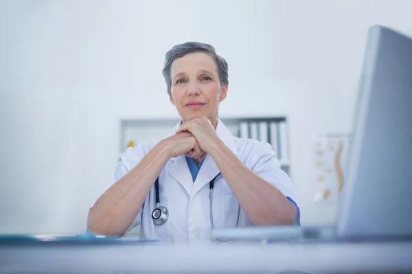 Feliz médico femenino mirando a la cámara — Foto de Stock