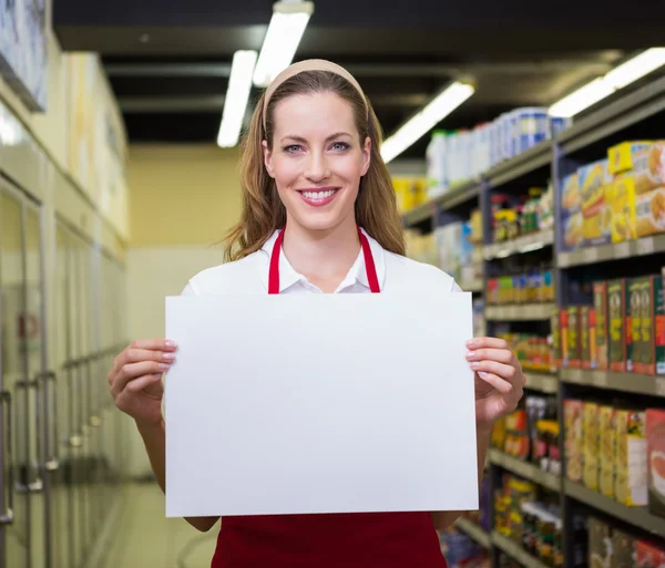 Mujer bonita feliz sosteniendo el signo blanco — Foto de Stock