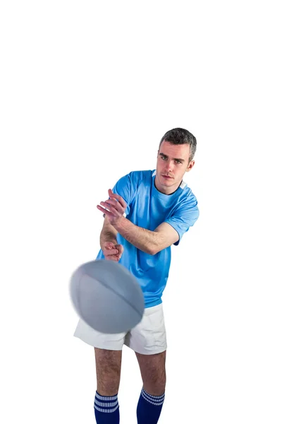 Rugbyspieler wirft einen Rugbyball — Stockfoto