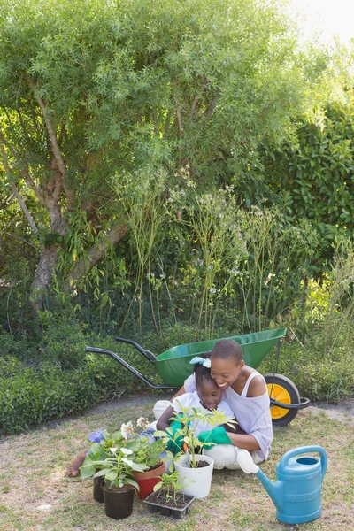 Feliz madre sonriente jardinería con su hija —  Fotos de Stock