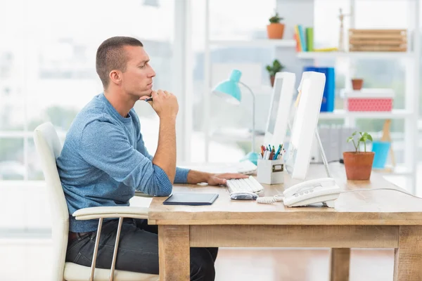 Jonge creatieve ondernemer werken op de computer — Stockfoto