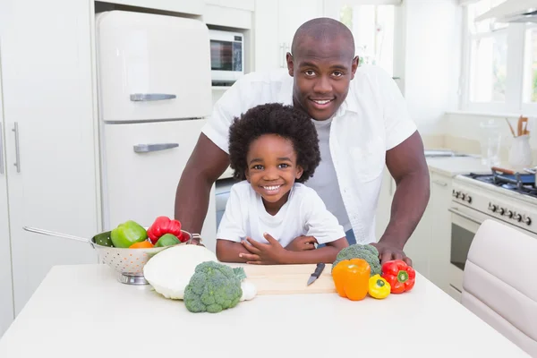Little boy cooking with his father — Stock Photo, Image