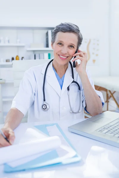 Médecin féminin ayant un appel téléphonique — Photo