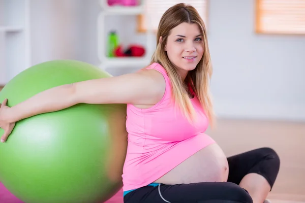 Mujer embarazada haciendo ejercicio con pelota de ejercicio — Foto de Stock