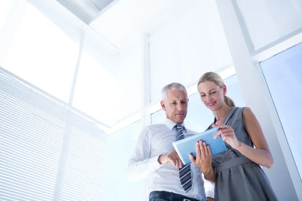 Geschäftsleute diskutieren über ein digitales Tablet — Stockfoto