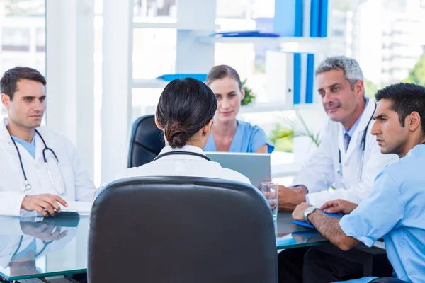 Médicos teniendo una reunión — Foto de Stock