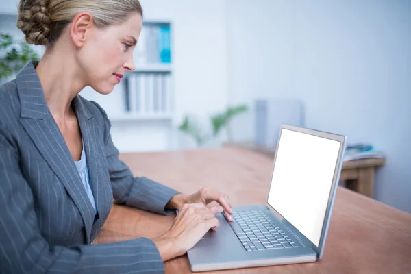 Mujer de negocios atenta que trabaja en el ordenador portátil — Foto de Stock