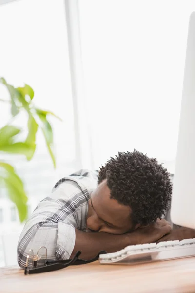 Uomo d'affari stanco che dorme sulla scrivania — Foto Stock