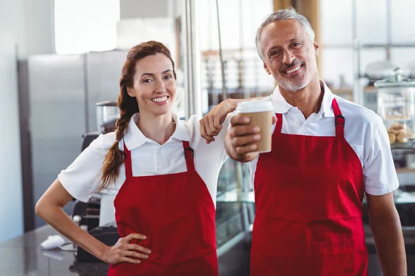 Kameraya gülümseyen baristas — Stok fotoğraf