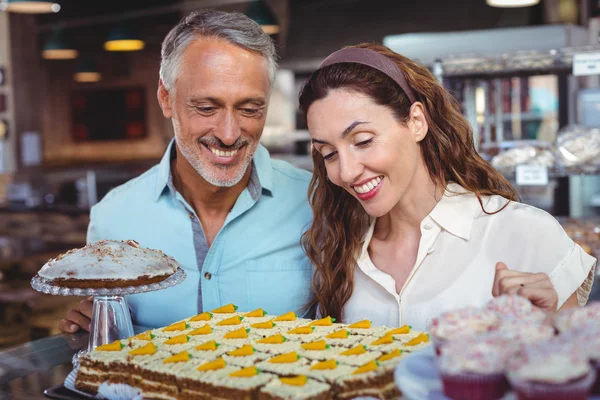 Linda pareja mirando pasteles —  Fotos de Stock