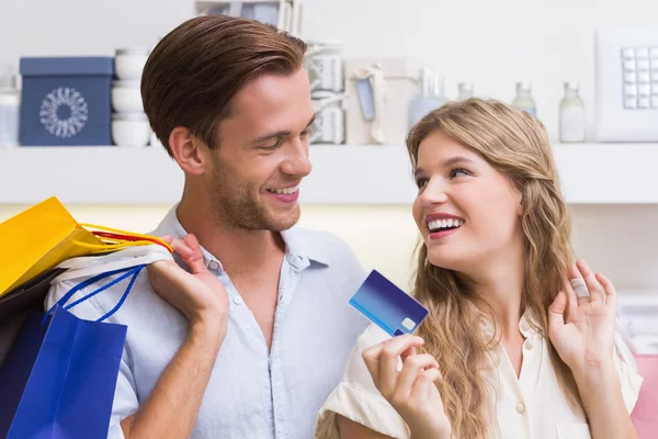 Portrait of a happy couple showing their new credit card — Stock Photo, Image