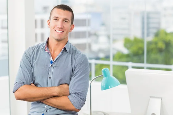 Usmívající se podnikatel v šedé tričko ve své kanceláři — Stock fotografie