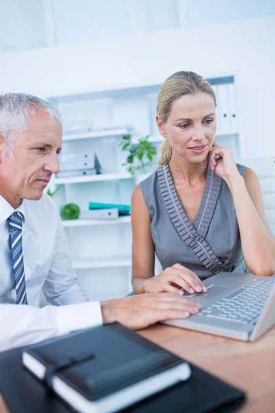 Colleghi che lavorano sul computer portatile — Foto Stock