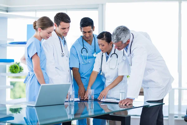 Doctors and nurses discussing together — Stock Photo, Image