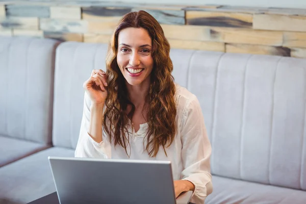 Jovem mulher usando laptop — Fotografia de Stock