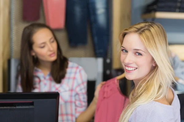 Bionda sorridente che fa shopping e guarda la fotocamera — Foto Stock