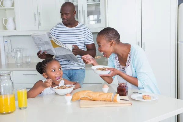 Família feliz sentado e tomando café da manhã — Fotografia de Stock
