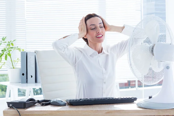 Mujer de negocios sonriente ante el ventilador — Foto de Stock