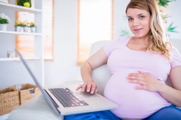 Mulher grávida usando laptop — Fotografia de Stock