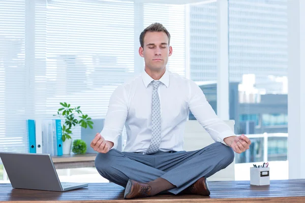 Hombre de negocios zen haciendo meditación de yoga — Foto de Stock