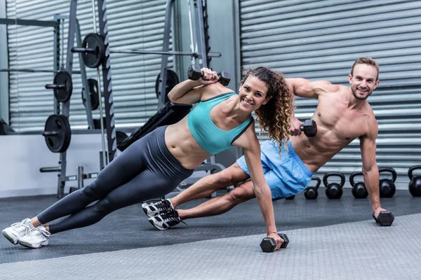 Couple musclé faisant planche latérale — Photo