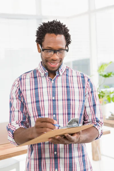 Homme d'affaires souriant regardant le presse-papiers — Photo